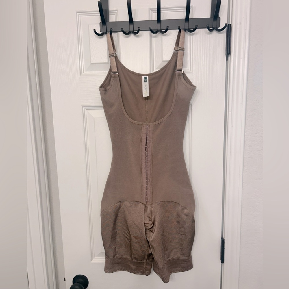 Ogee Recovery Faja in Mocha size Medium